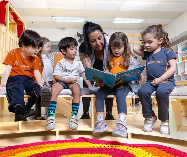 Aluna organizando a rotina com agenda e livros didáticos