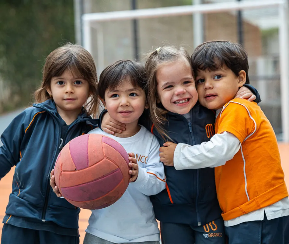 Crianças da Educação Infantil brincando na quadra